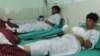 На оваа слика направена на 17 јануари 2023 година, мажите добиваат третман од смрзнатини во болница во Херат, по нивното спасување додека се обидувале илегално да преминат во Иран.