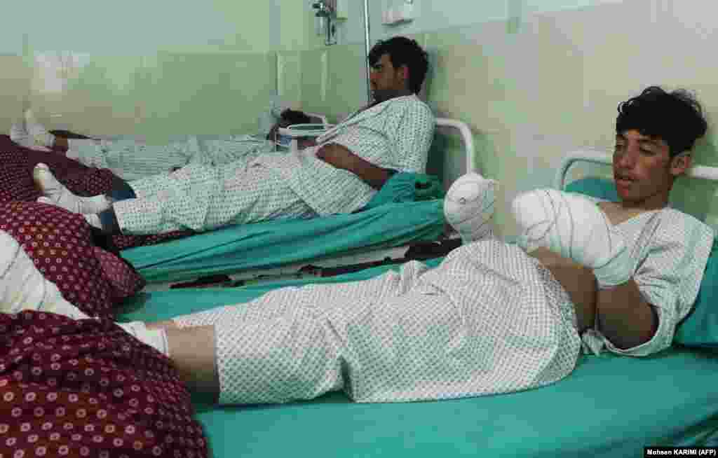 Госпитализированные с обморожениями пациенты больницы в Герате. Они обморозили конечности при попытке нелегально пересечь границу с Ираном