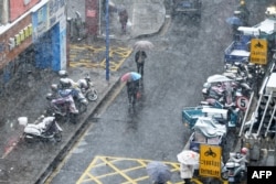 People grapple with tough winter temperatures in Jiujiang, China.