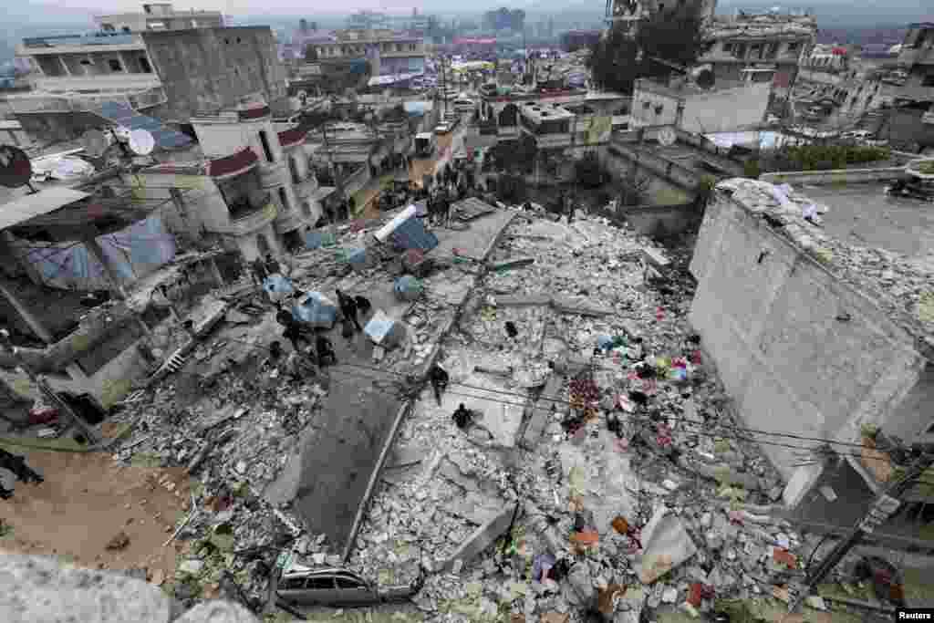 Значительное число зданий обрушилось в Сирии. Сообщается о разрушенных зданиях в сирийских Дамаске и Латакии. На фото: спасатели ищут выживших под завалами после землетрясения в удерживаемом повстанцами городе Джандарис, Сирия, 6 февраля 2023 года