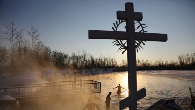 Skok u ledenu vodu za pravoslavni praznik