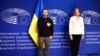 Roberta Metsola EP-elnök Volodimir Zelenszkij ukrán elnökkel idén február 9-én Brüsszelben