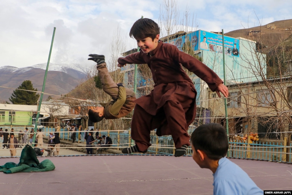 Fëmijët duke kërcyer në një trampolinë në distriktin Fayzabad të provincës verilindore të Afganistanit, Badakhshan.