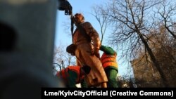 Демонтовану скульптуру радянського льотчика перенесуть до Музею авіації України імені Антонова
