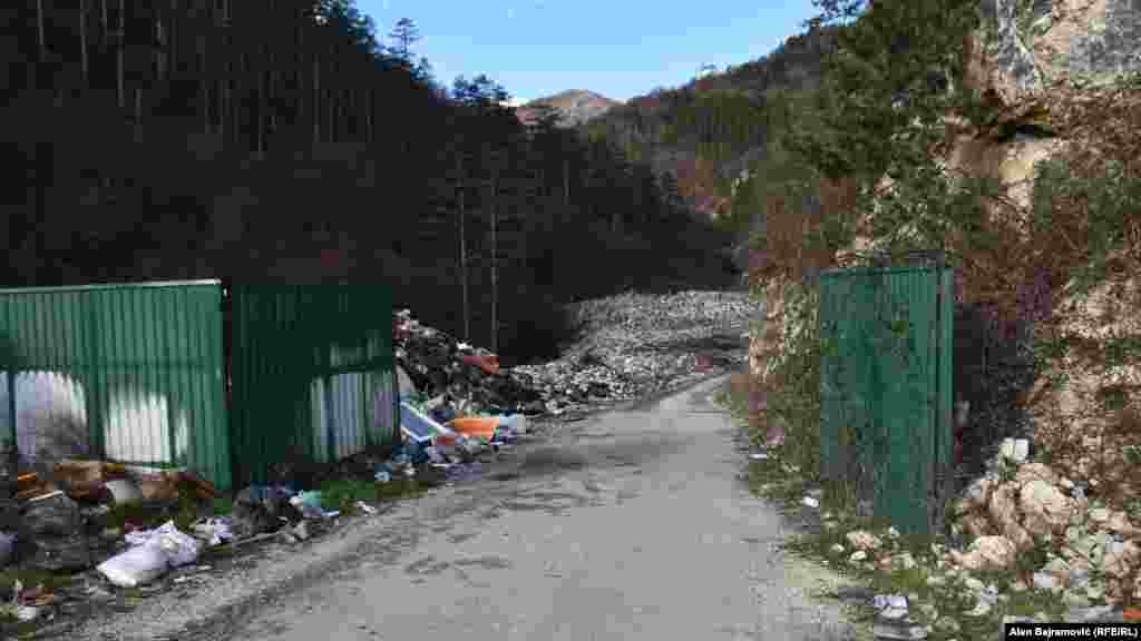 Deponija smeća nalazi se uz magistralni put Višegrad-Ustiprača, na istoku Bosne i Hercegovine. Opština Višegrad je otpad na ovu lokaciju počela odlagati prije 29 godina