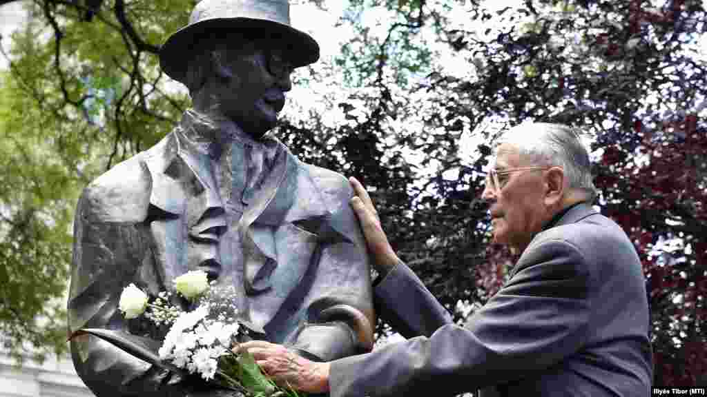 Részt vett a forradalomban, a Nemzetőrség szervezésében, majd az ellenállásban is. 1957 júniusában letartóztatták, 1958. május 22-én pedig&nbsp;&bdquo;a népköztársaság megdöntésére irányuló szervezkedés vezetéséért&rdquo;&nbsp;halálra ítélték. Az ítéletet 1959 februárjában életfogytiglani börtönbüntetésre változtatták. 1963 márciusában szabadult