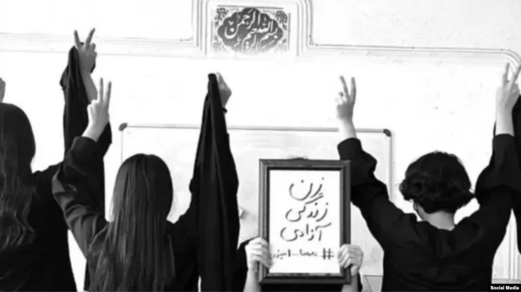 به گزارش اطلس زندان‌ها، از آغاز اعتراضات «زن، زندگی، آزادی» تاکنون دست‌کم « ۱۱۷ فعال مدنی و سیاسی» به شلاق محکوم شده‌اند.