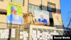  حامیان مولوی گرگیج، بنرها و دست‌نوشته‌هایی را در حمایت از این روحانی اهل سنت بر دیوار خانه او نصب کرده‌اند