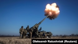 Украинские военнослужащие ведут огонь из САУ «Пион» по российским позициям у Бахмута. Донецкая область, 24 января 2023 года