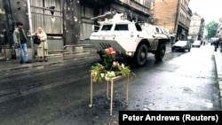 Francuski oklopni transporter UN-a pored ulaza u tržnicu Markale u Sarajevu 29. avgusta 1995., dan nakon što je minobacačka granata ubila 43 i ranila 84 ljudi.