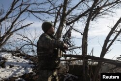 Военнослужащий ВСУ целится из винтовки на передовой позиции вблизи Угледара, 11 февраля 2023 года