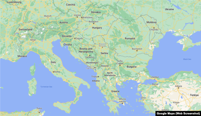 Vijë me ndërprerje midis Serbisë dhe Kosovës dhe jo një kufi i plotë në Google Maps.
