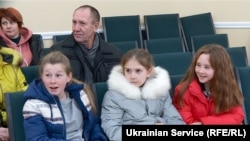 "Ukrainany halas et" gaznasy Russiýa tarapyndan deport edilen ukrainaly çagalary yzyna getirýär. 