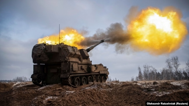 Українські військовослужбовці ведуть вогонь із польської САУ «Краб» по позиціях армії РФ на передовій у Донецькій області, 17 січня 2023 року