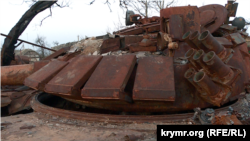 Село Максимівка, Миколаївська область. Знищений російський танк Т-72 в подвір'ї. Січень 2023 року