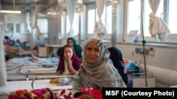 آرشیف - شماری از مریضان در یکی از شفاخانه های مربوط به داکتران بدون مرز در ولایت کندز افغانستان 