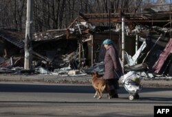 Жительница Бахмута на одной из городских улиц, подвергшихся обстрелам, 26 января 2023 года