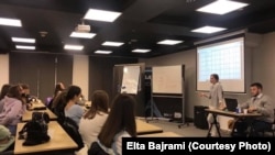 Elta Bajrami duke ligjëruar në një punishte të organizatës "Girls in STEM", tetor 2021.