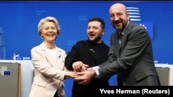 Президент України Володимир Зеленський (посередині), голова Єврокомісії Урсула фон дер Ляєн та президент Європейської ради Шарль Мішель на пресконференції під час саміту Євросоюзу. Брюссель, 9 лютого 2023 року