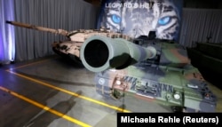 Dy tanke të llojit Leopard, të ekspozuara nga kompania Krauss-Maffei Wegmann, para se t'i dorëzoheshin ushtrisë gjermane, në Munih, më 2014.