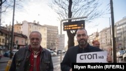  Проф. Евгений Дайнов (вляво) и Атанас Шарков (вдясно) на митинга срещу цензурата във Facebook 