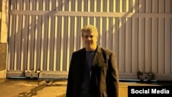 عکسی که رسانه‌های ایران از مهدی هاشمی پس از آزادی او منتشر کرده‌اند، او مقابل زندان اوین ایستاده است