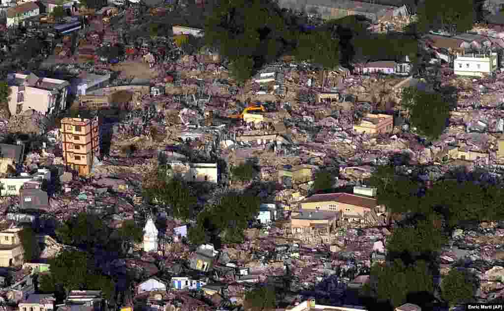 Вид с воздуха на разрушения в городе Анджар, Индия, 30 января 2001 года. Землетрясение магнитудой 7,6, произошедшее 26 января 2001 г., унесло жизни 20 000 человек.