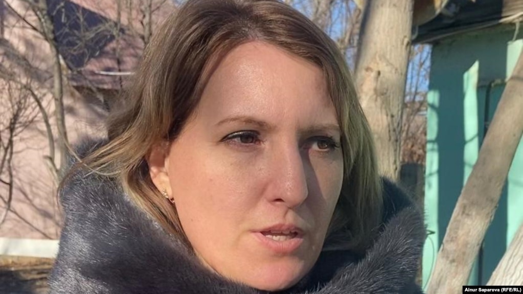 Олеся Вертинская после суда по делу о нападении, которому она подверглась через несколько месяцев после задержания полицией за освещение протестов на площади в Атырау во время Январских событий 2022 года