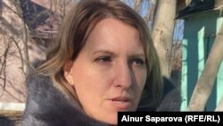 Олеся Вертинская после суда по делу о нападении, которому она подверглась через несколько месяцев после задержания полицией за освещение протестов на площади в Атырау во время Январских событий 2022 года