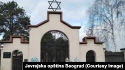 Antisemitski simboli na ulazu u Jevrejsko goblje u Beogradu, januar 2023.