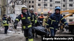 „Velünk is történhetett volna”: Gyászolnak Dnyipróban az orosz rakétacsapás után