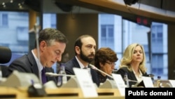 Министр иностранных дел Армении Арарат Мирзоян (второй слева) выступает в Комитете по иностранным делам Европарламента, Брюссель, 24 января 2023 г.