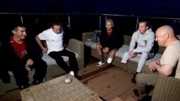 Основатель "ЧВК Вагнера" Евгений Пригожин (крайний справа) разговаривает с ранеными "вагнеровцами". Геленджик, осень 2022 года. Иллюстративное фото