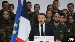 Эммануэль Макрон выступает перед военнослужащими на авиабазе Мон-де-Марсан, Франция, 20 января 2023 года 