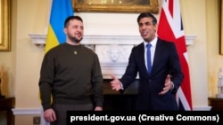 Presidenti i Ukrainës, Volodymyr Zelensky (majtas) dhe kryeministri i Britanisë së Madhe, Rishi Sunak. Londër, 8 shkurt 2023