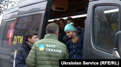 Представники фонду Save Ukraine під час повернення додому 17 українських дітей, яких російська влада вивезла до окупованого Криму. Лютий 2023 року