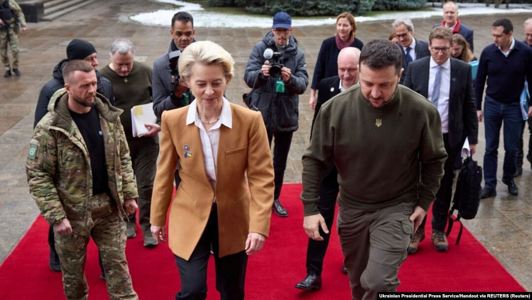 Președintele Comisiei Europene, Ursula von der Leyen s-a întâlnit cu președintele ucrainean Volodimir Zelenski la Kiev, pe 2 februarie.