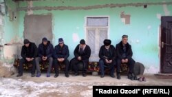 Жители села Мадад района Рудаки в ожидании гроба с телом Максада Курбонова