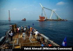 Installation of a new platform at the South Pars gas field.