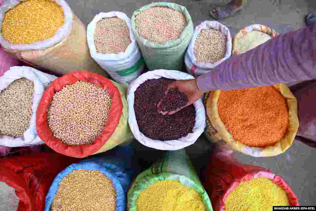 &nbsp;A man sells lentils at a wholesale grocery market in Karachi, Pakistan.&nbsp;