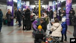 Stanovnici Kijeva u metrou posle uzbune od vazdušnih napada, 26. januar 2023.