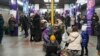 Oamenii refugiați într-o stație de metrou folosită ca adăpost antiaerian în timpul unui atac cu rachete în Kiev, 26 ianuarie 2023