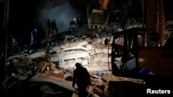 Команда рятувальників працює на будівлі, що зруйнувалася після землетрусу в Османіє, Туреччина, 6 лютого 2023 року