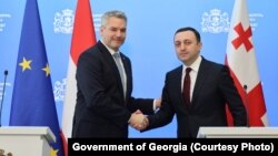 საქართველოს პრემიერ-მინისტრი ირაკლი ღარიბაშვილი საქართველოში ვიზიტით მყოფ ავსტრიის რესპუბლიკის ფედერალურ კანცლერს, კარლ ნეჰამერს, შეხვდა