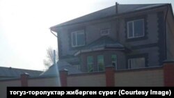 Во дворе дома семьи Толомушовой в Тогуз-Тороуском районе установлена юрта.