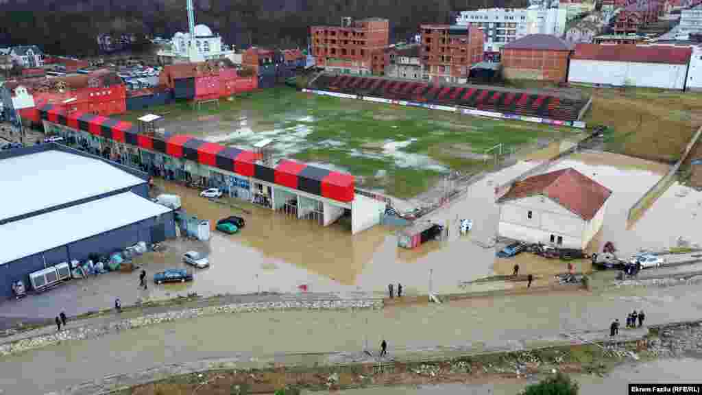 Pasojat nga vërshimet në zonën rreth stadiumit të futbollit në Skenderaj.