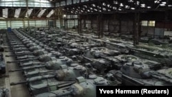 Zeci de tancuri Leopard 1 de fabricație germană, deținute de o companie belgiană de apărare, într-un hangar din Tournais, Belgia.