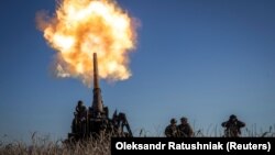 Українські військовослужбовці ведуть вогонь із САУ «Піон»