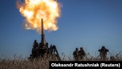 Українські військовослужбовці готують САУ «Піон» до ведення вогню по російських позиціях біля Бахмуту на Донеччині, 24 січня 2023 року