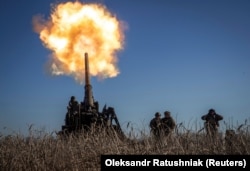 Украина артиллерия бөлімі Бахмут түбінде Ресей позицияларын атқылап жатыр. 24 қаңтар 2023 жыл.